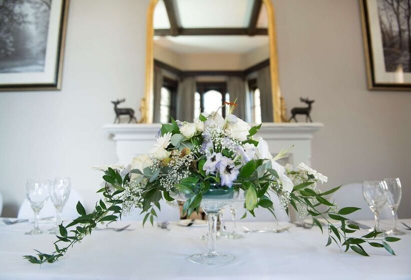 בית מלון כפרי De Vere Tortworth Court