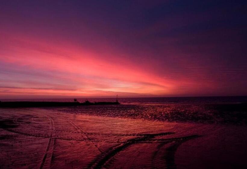 Отель Esplanade