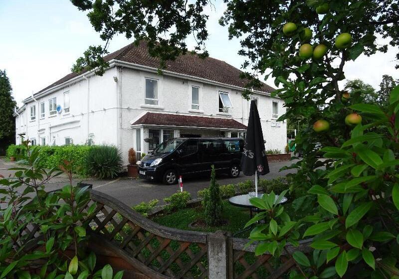 Отель The Gatwick White House