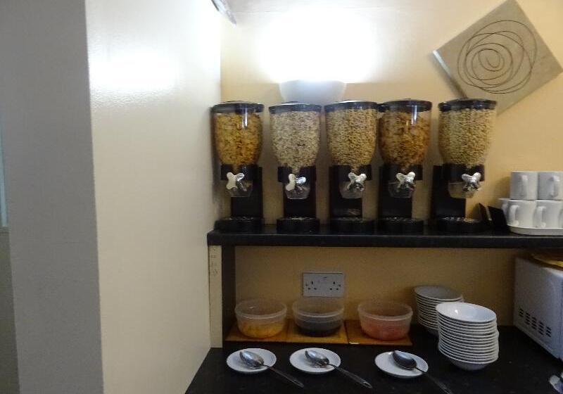 Отель The Gatwick White House