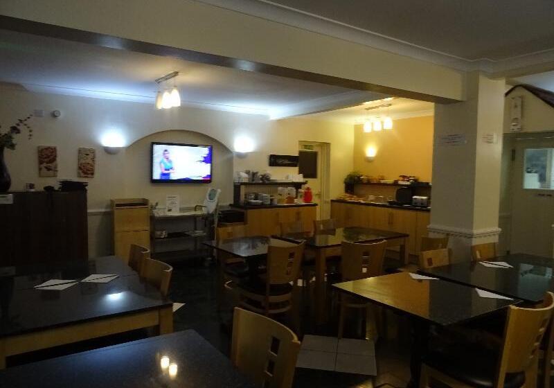 Отель The Gatwick White House