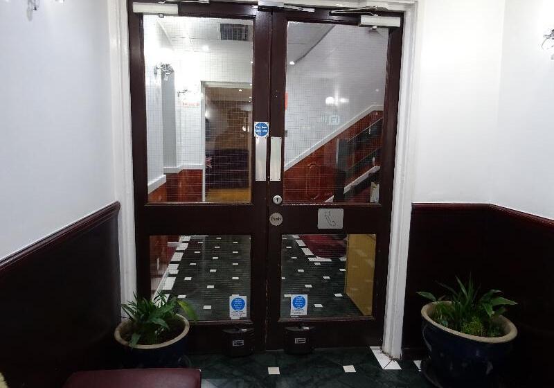 Отель The Gatwick White House