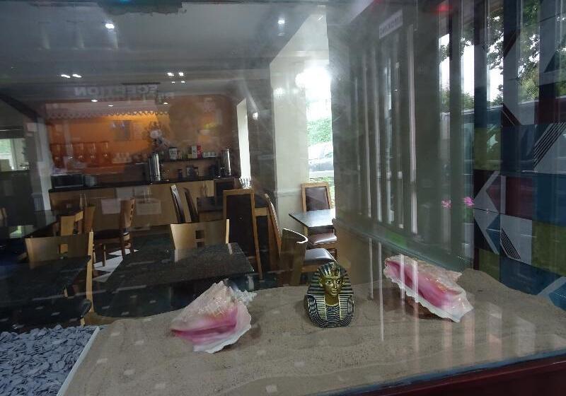 Отель The Gatwick White House