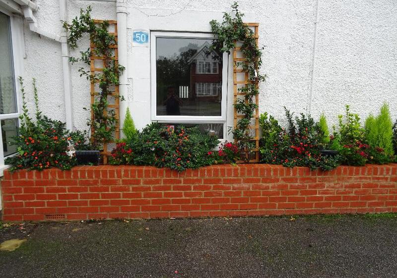 Отель The Gatwick White House