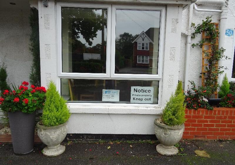 Отель The Gatwick White House