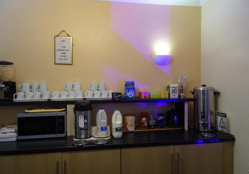 Отель The Gatwick White House