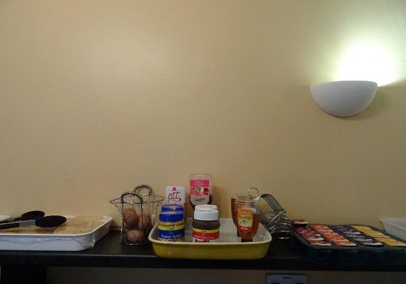 Отель The Gatwick White House