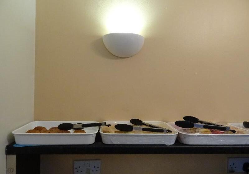 Отель The Gatwick White House