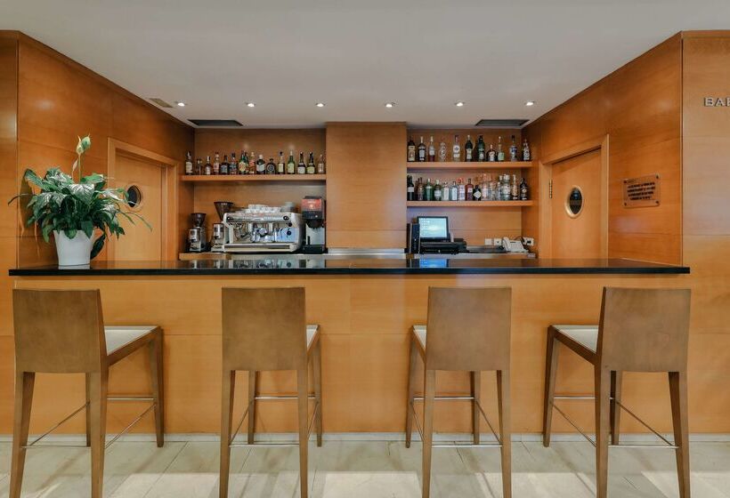 Отель Catalonia Barcelona Beach