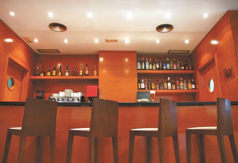 Отель Catalonia Barcelona Beach