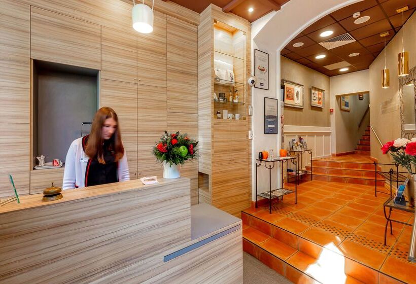 هتل Kyriad Avignon  Palais Des Papes