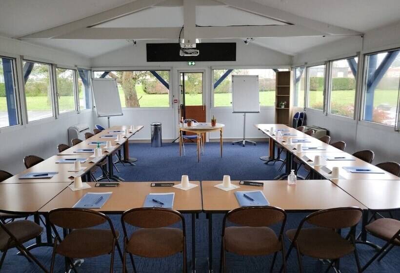 בית מלון כפרי Kyriad Bourges Sud