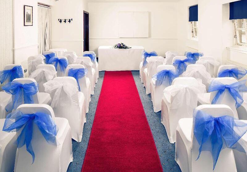 בית מלון כפרי Mercure Perth