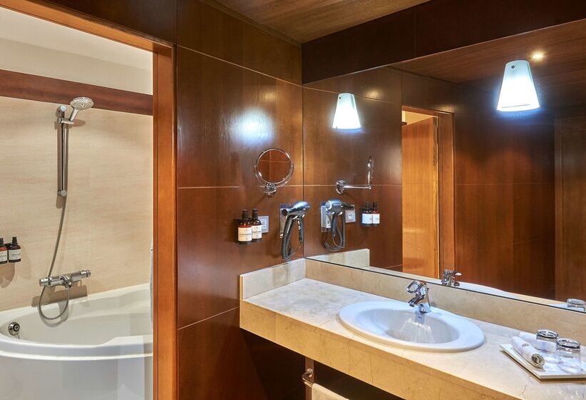 هتل NH Collection Palacio De Burgos