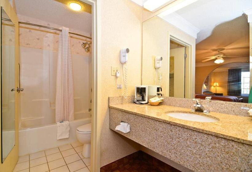 فندق Peach State Inn & Suites