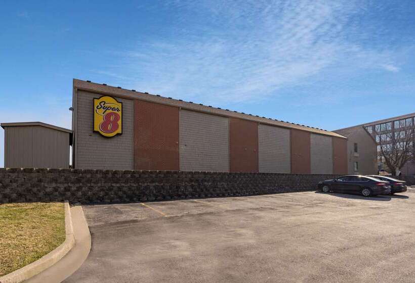فندق Super 8 By Wyndham Kansas City Airport North