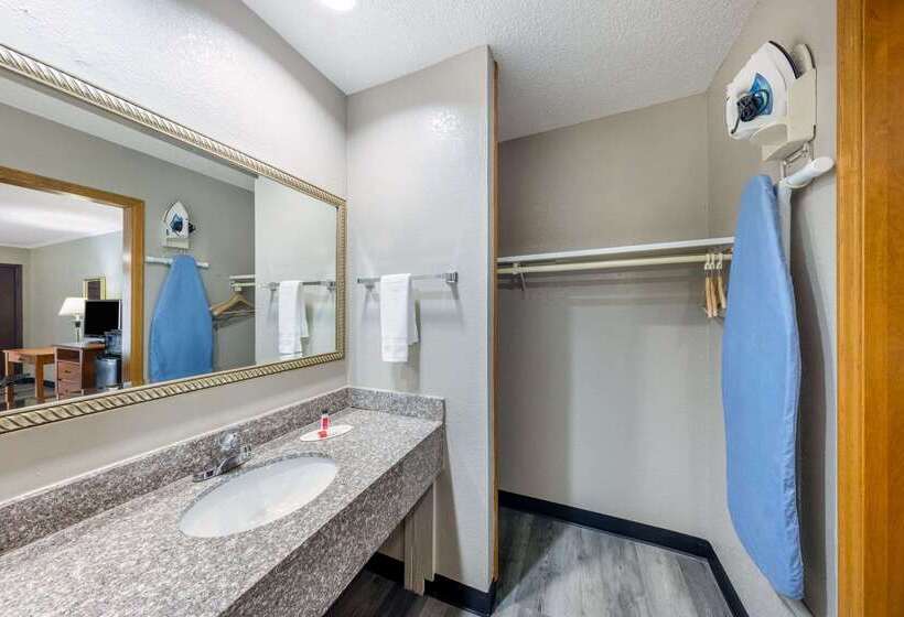 فندق Super 8 By Wyndham Kansas City Airport North