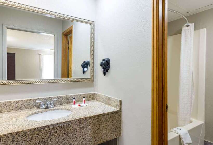 فندق Super 8 By Wyndham Kansas City Airport North