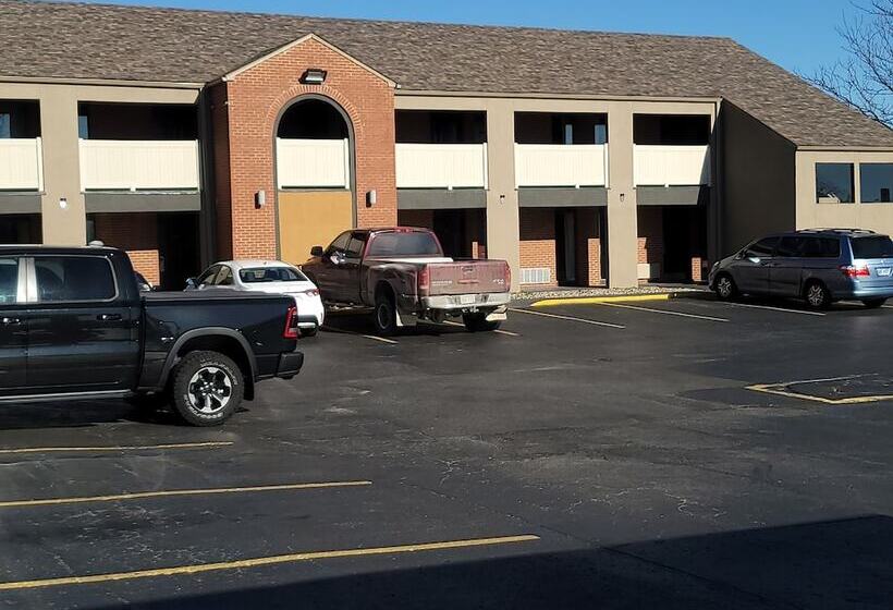 فندق Super 8 By Wyndham Kansas City Airport North