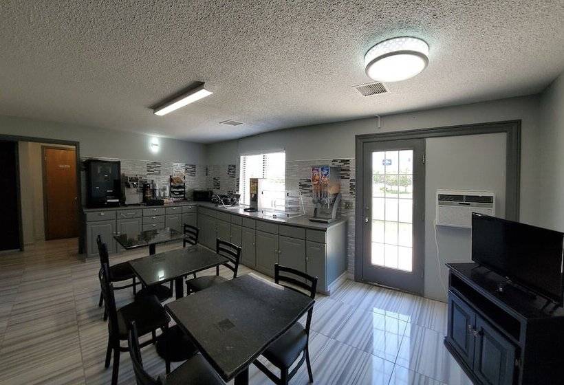 فندق Super 8 By Wyndham Kansas City Airport North