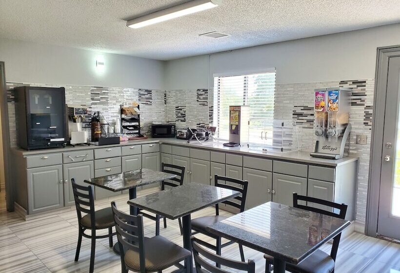 فندق Super 8 By Wyndham Kansas City Airport North