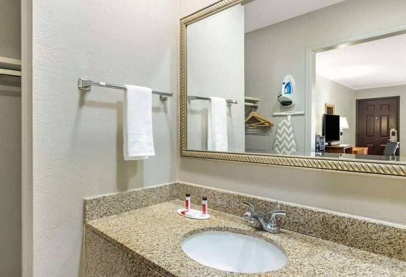 فندق Super 8 By Wyndham Kansas City Airport North