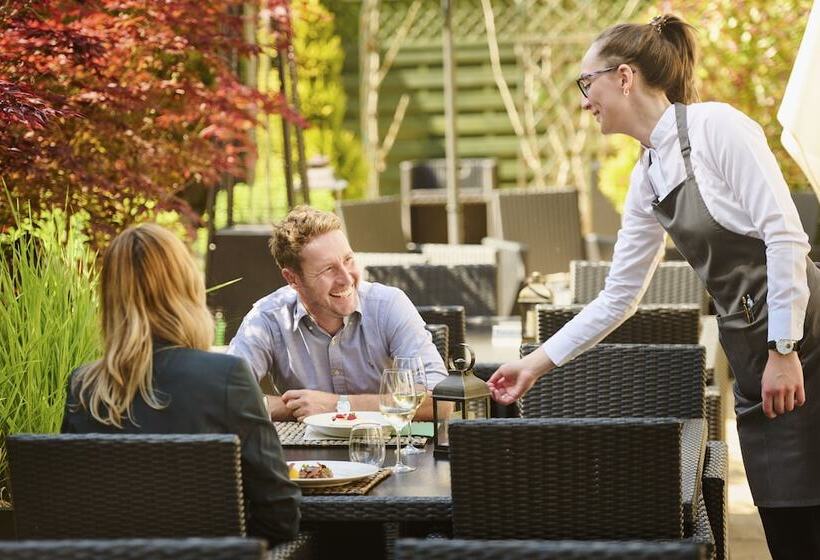 Отель Cairn Lodge