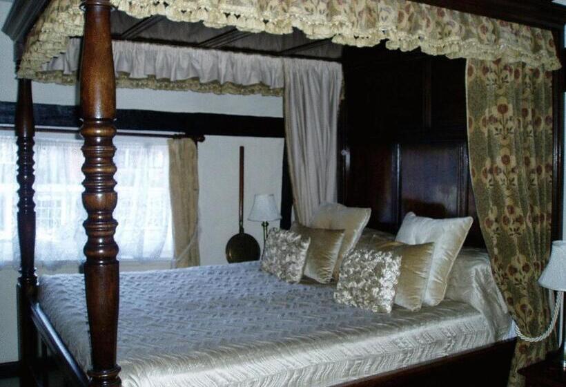 Отель The Chequers Inn