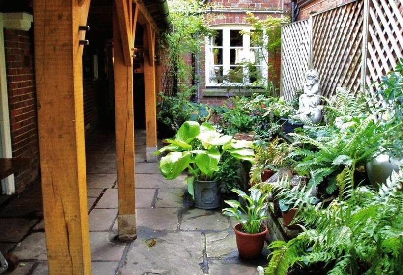 Отель The Chequers Inn