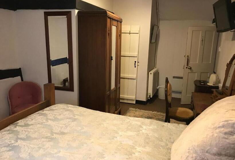 Отель The Chequers Inn