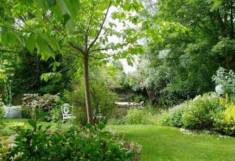 Отель The Chequers Inn