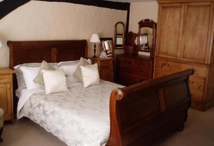 Отель The Chequers Inn