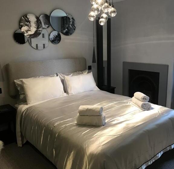 Отель The Chequers Inn