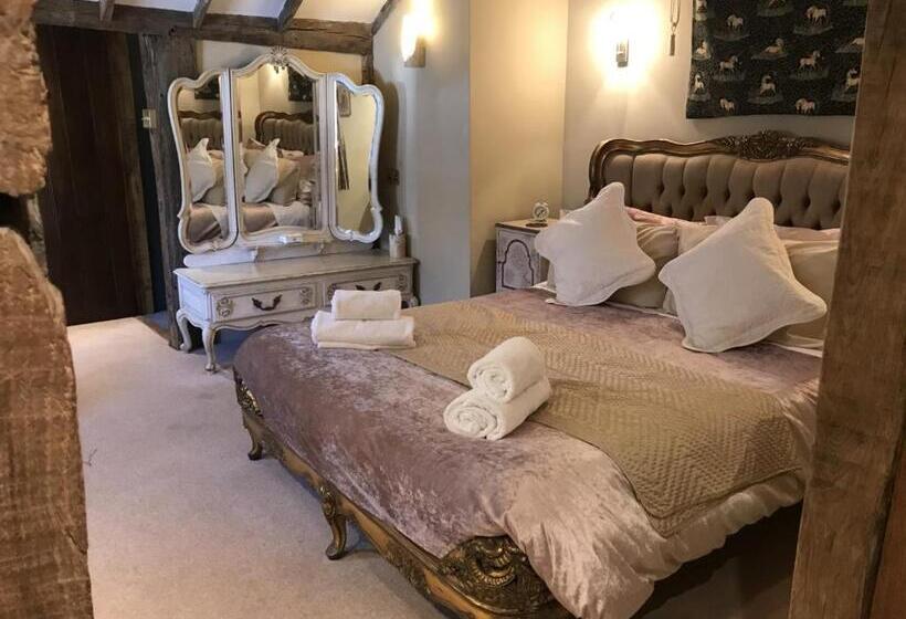 Отель The Chequers Inn