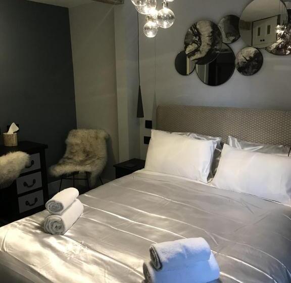 Отель The Chequers Inn