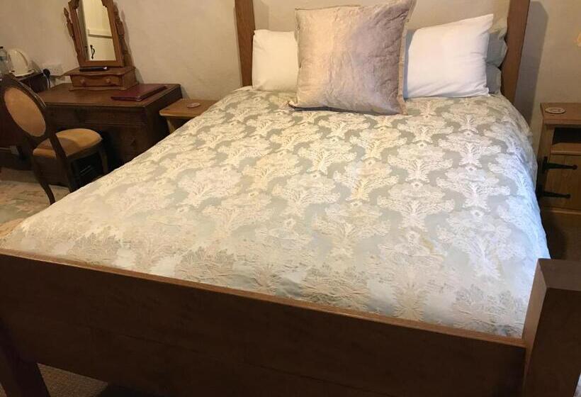 Отель The Chequers Inn