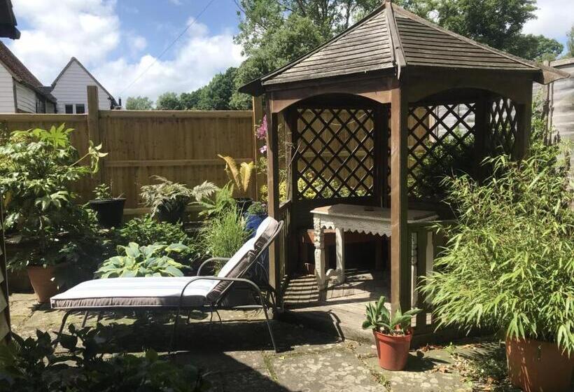 Отель The Chequers Inn