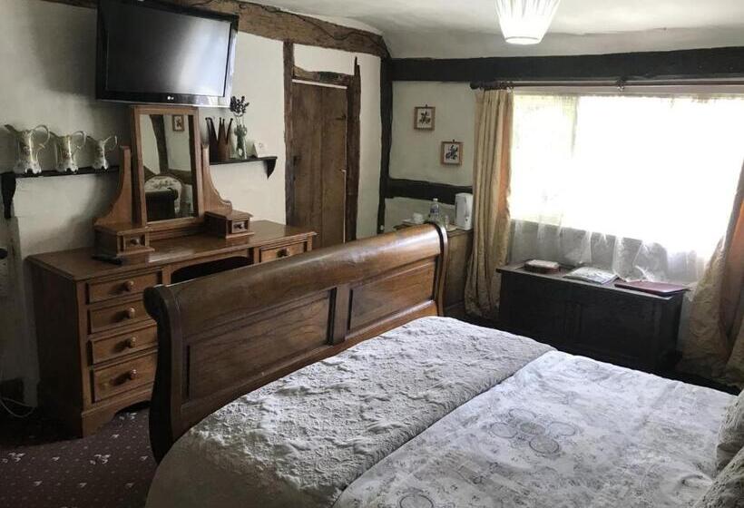 Отель The Chequers Inn