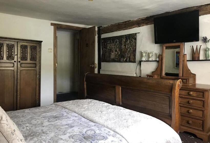 Отель The Chequers Inn