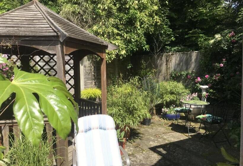 Отель The Chequers Inn