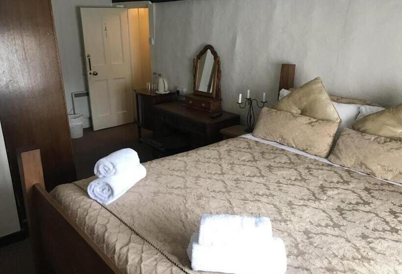 Отель The Chequers Inn