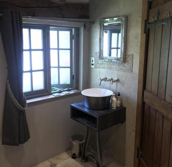 Отель The Chequers Inn