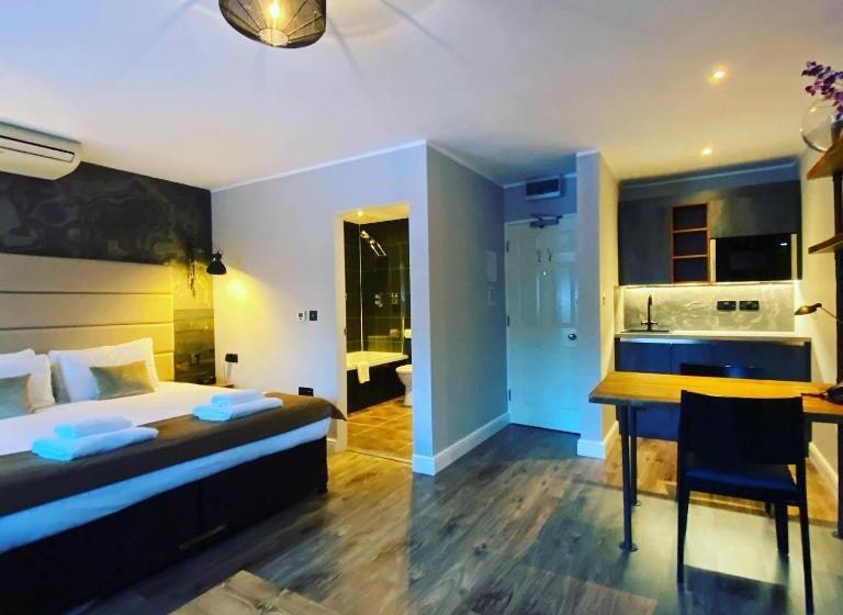 Отель The Studley