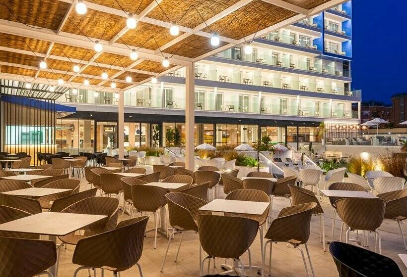 L'Azure Hotel 4* Sup