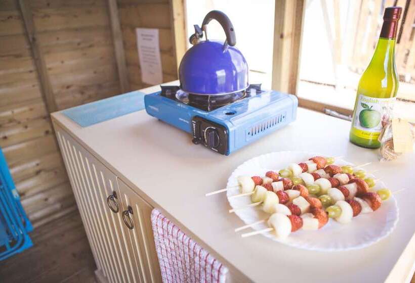 Hotel Canvas & Clover