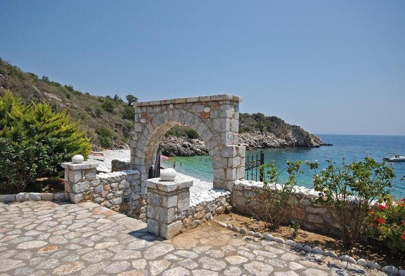 هتل Lalloudes Seaside Accommodation