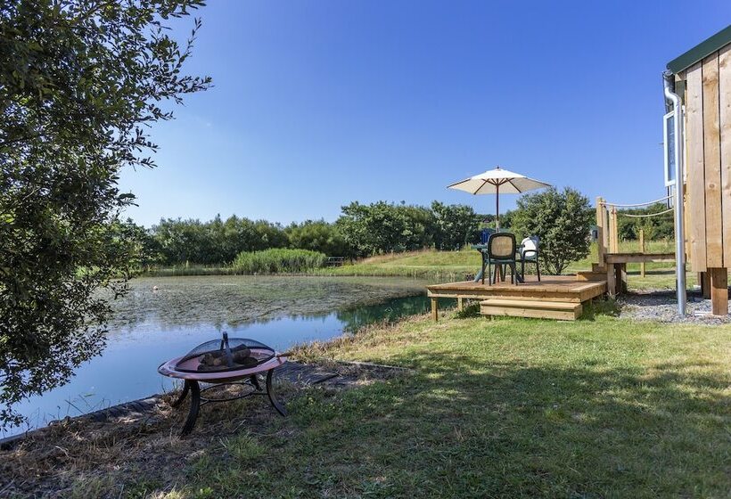 Отель Lynstone Lakes