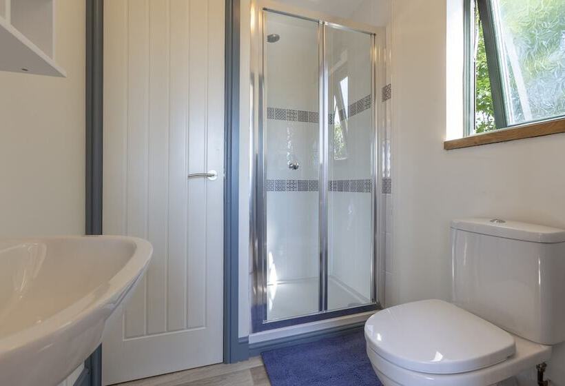 Отель Lynstone Lakes