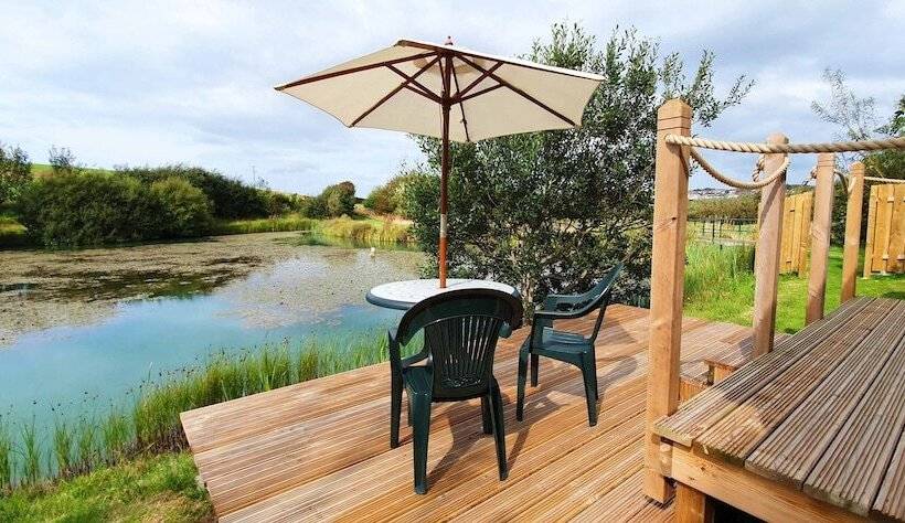 Отель Lynstone Lakes