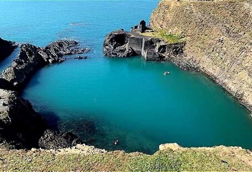 בית מלון כפרי St. Davids Cross